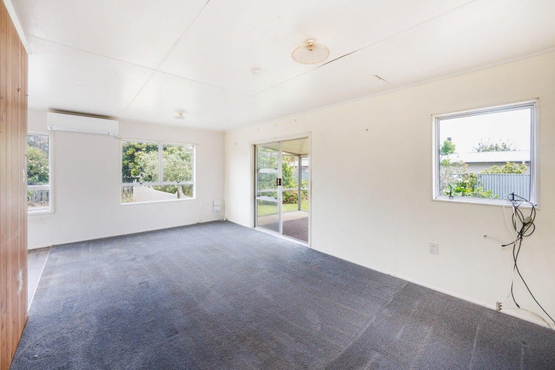 Private home with plenty of space and potential64461192302723113