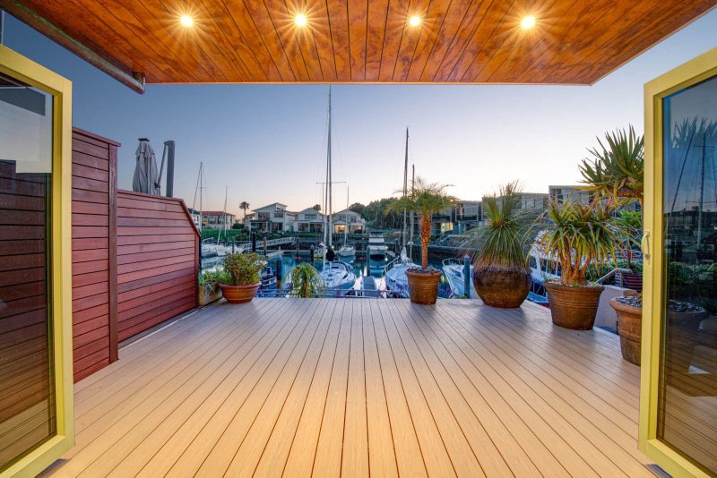 Waterfront Townhome with 12m Berth64461738567683111