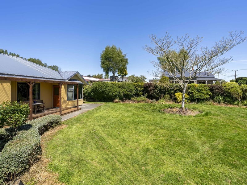 Modern Elegance In Parklike Setting64461738705794113