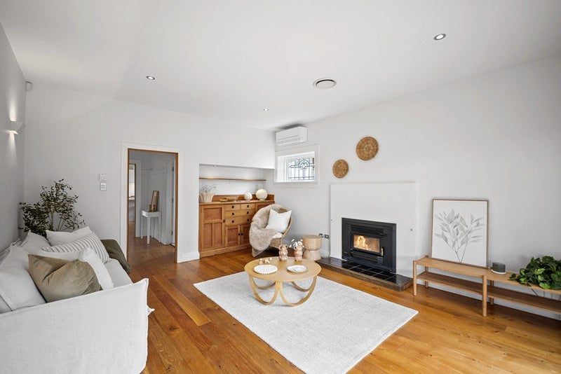 Elegant Coastal Character64461944730627113