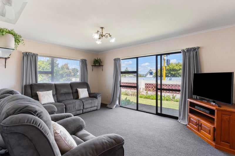 DECEASED ESTATE: SINGLE-LEVEL, WALK TO THE VILLAGE64462137058305112