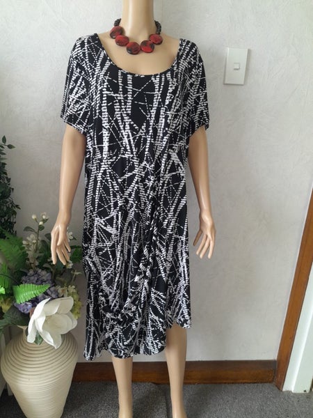 ** TS14+** Stretch dress - SIZE LARGE- NEW Carousel 1
