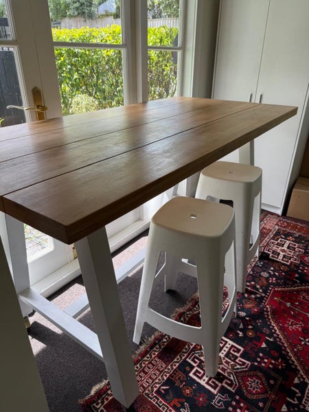 Must be sold… Bar leaner table… Perfect for summer64463175223939111