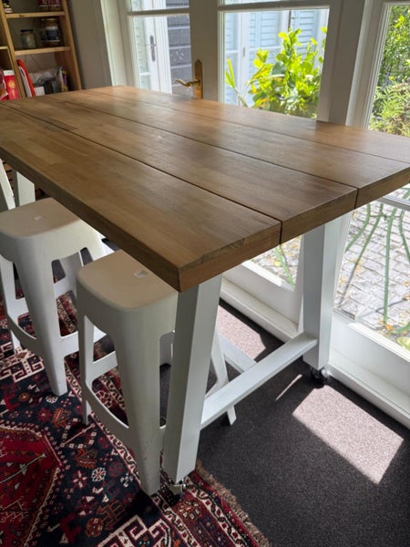 Must be sold… Bar leaner table… Perfect for summer64463175223939110