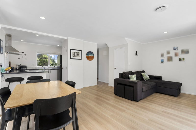 Stylish End Unit with Double Garage - Must Be Sold64470724054147112