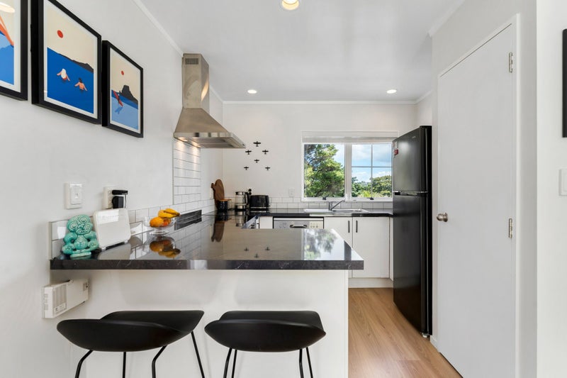 Stylish End Unit with Double Garage - Must Be Sold64470724054147114