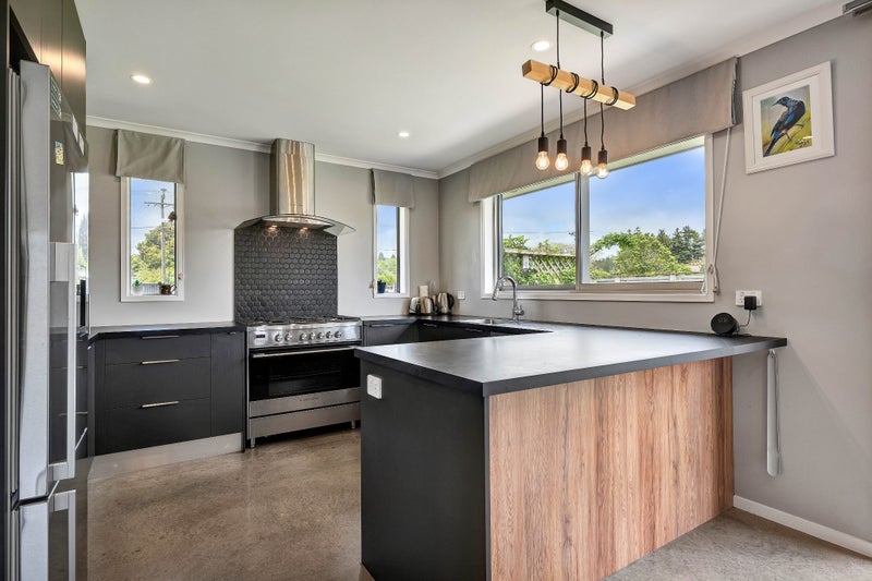 EASY, MODERN LIVING IN LEPPERTON64548973301635113