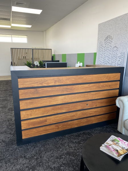 Solid reception desk64471436269954111