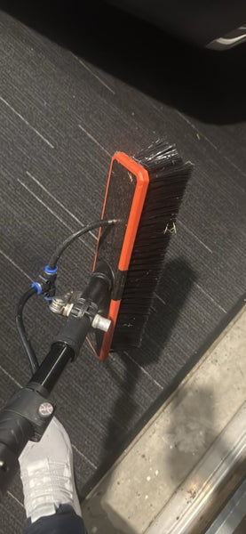 Extendable commercial window cleaning brush Carousel 1