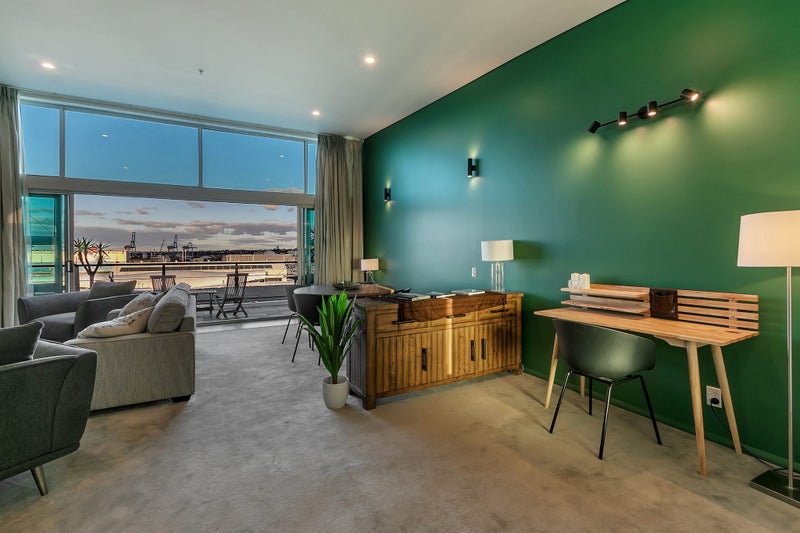 Elegant WaterfrontHome64471930940419113