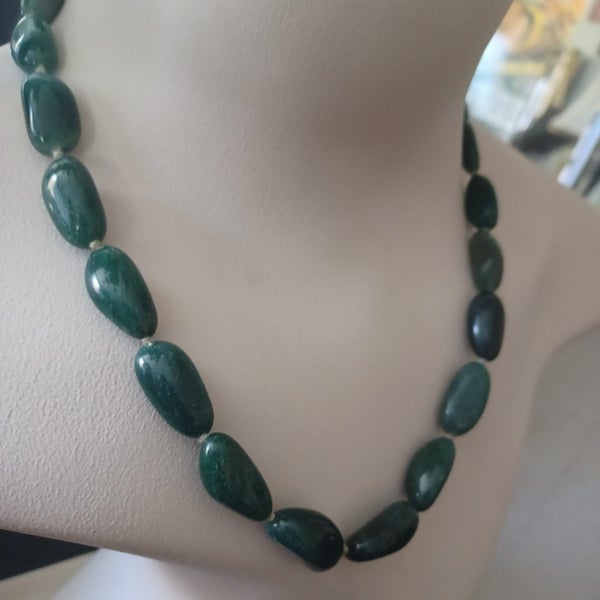 VINTAGE AVENTURINE OR JADE NECKLACE Carousel 1
