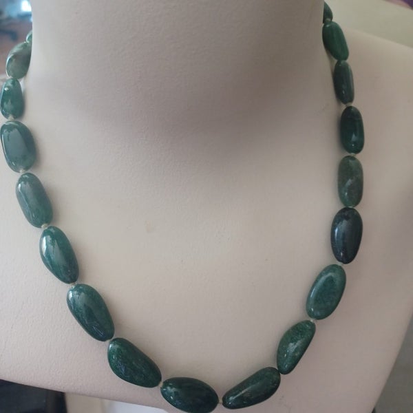 VINTAGE AVENTURINE OR JADE NECKLACE Carousel 2