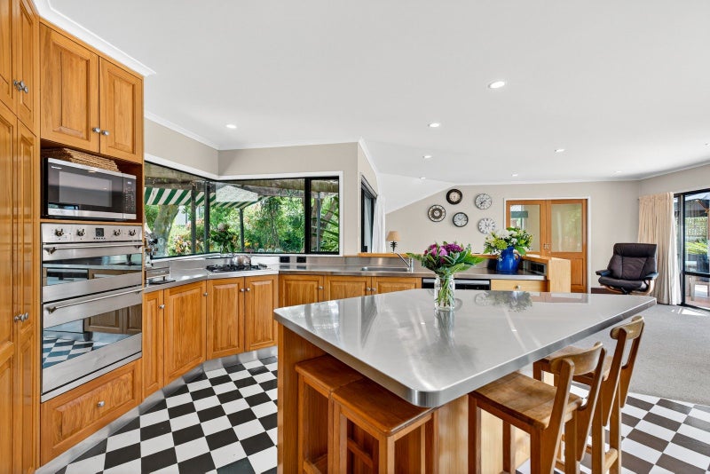 Resort-Style Retreat with Pool, Privacy and Sun64472234196097114