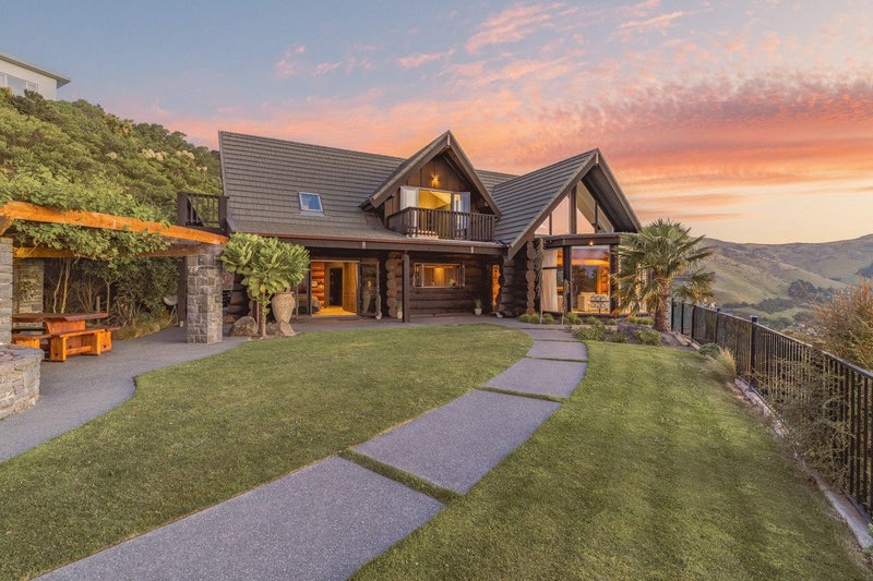 A HOME Beyond Comparison64472733343234110