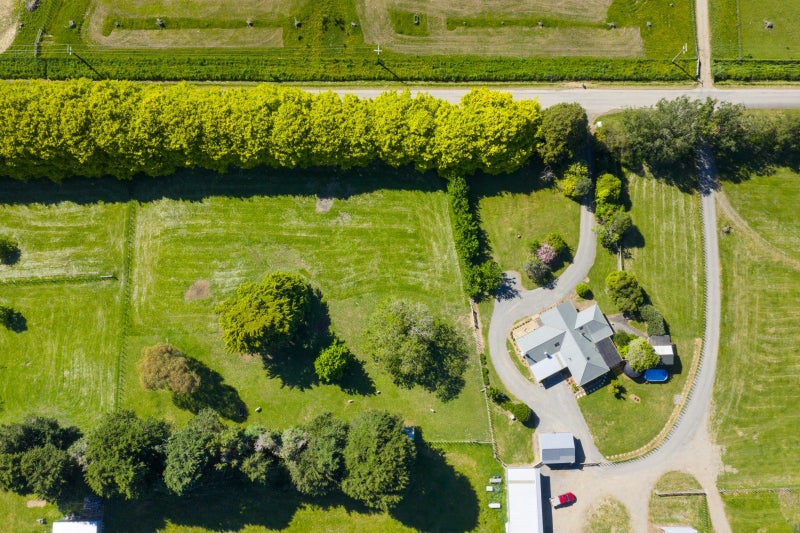 Spacious family home on 1 hectare64472932465281112