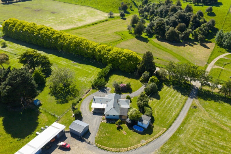 Spacious family home on 1 hectare64472932465281113