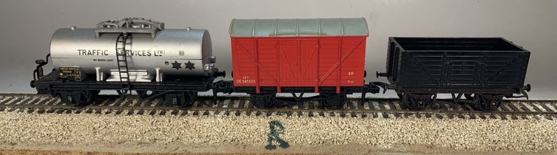 OO - Hornby Dublo - Three Wagons Carousel 1