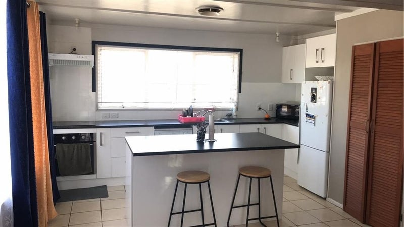 Manurewa, 3 bedrooms64473324049281111