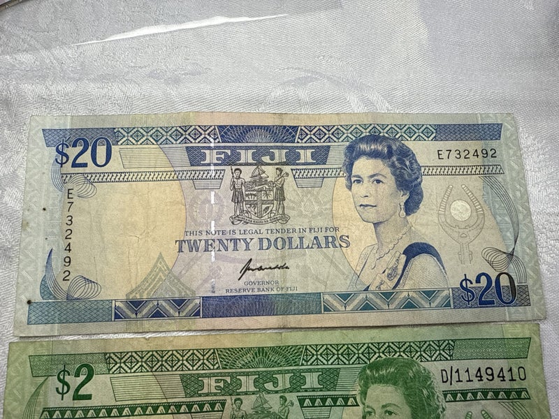 3 old Fiji Banknotes Queen Elizabeth II Carousel 2