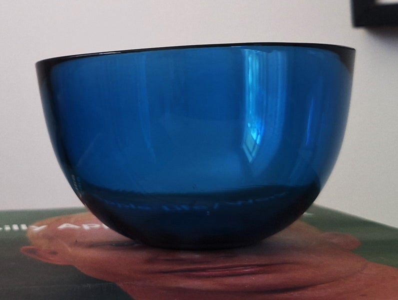 +++ VINTAGE SCANDI " ORREFORS -SWEDEN " BLUE GLASS BOWL +++ Carousel 8
