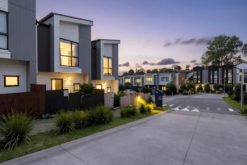 Vendor Leaves Auckland Behind64474422402049110