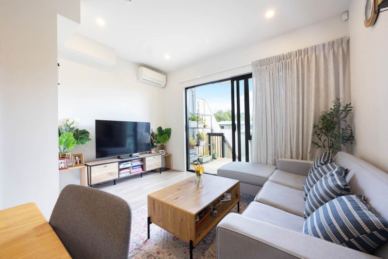 Vendor Leaves Auckland Behind64474422402049112