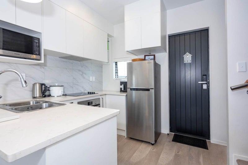 Vendor Leaves Auckland Behind64474422402049114