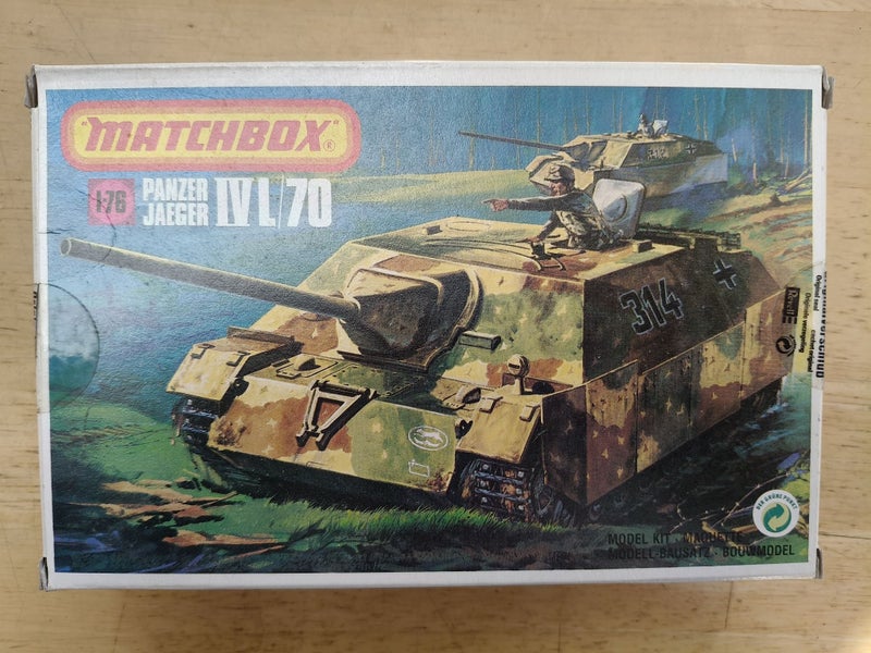 MATCHBOX 40087 PANZER IV/70 - 1/76 Carousel 1