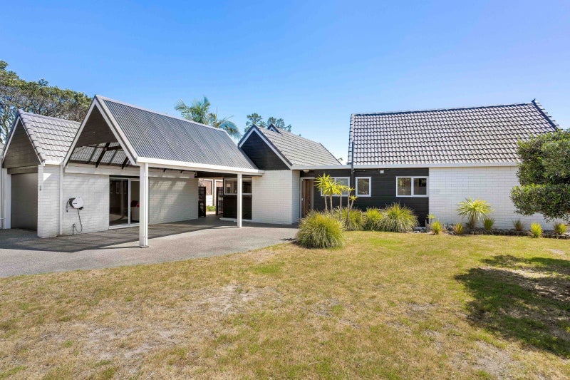 Beachside of the Boulevard. Architectural icon.64480186843649112