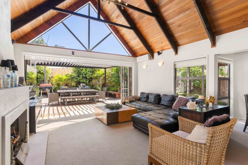 Beachside of the Boulevard. Architectural icon.64480186843649113