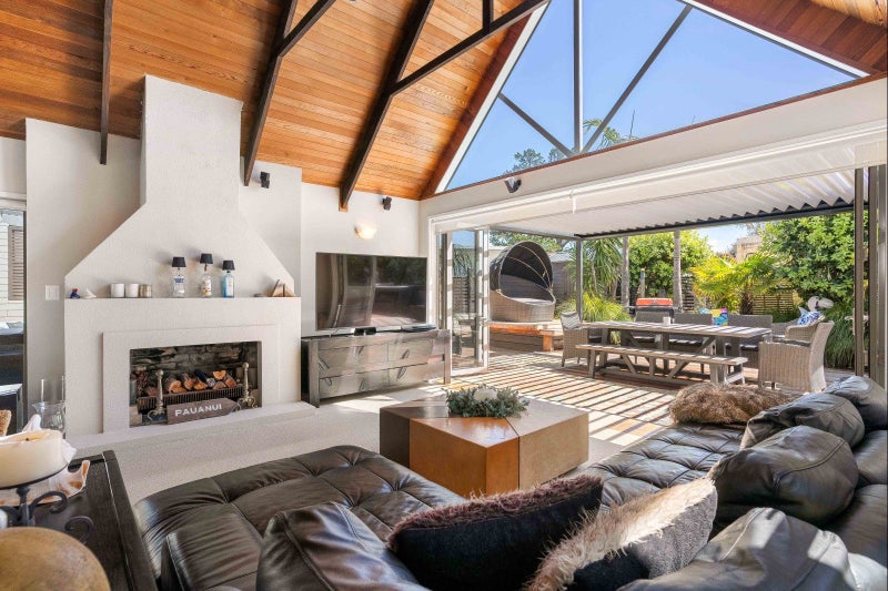 Beachside of the Boulevard. Architectural icon.64480186843649114