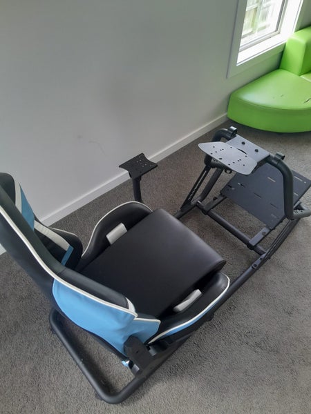 Sim racing rig and triple monitor stand Carousel 1