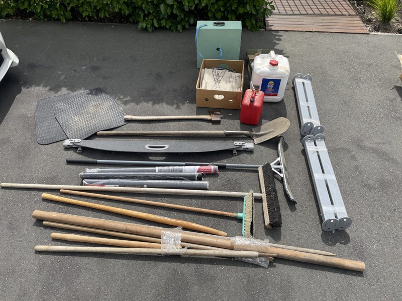 Bulk lot Building & Garage items Carousel 1