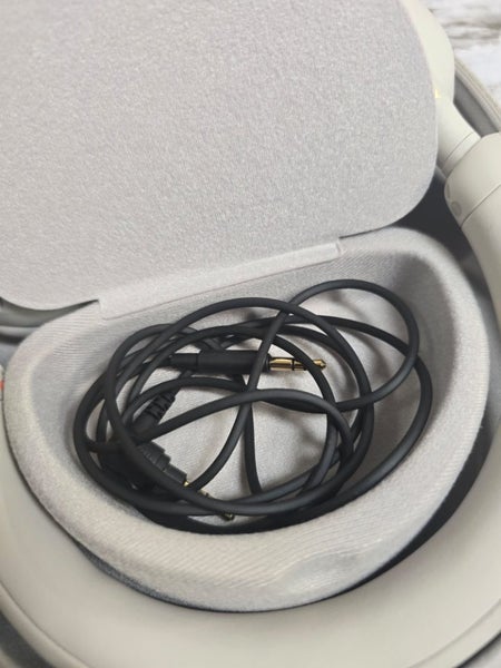 Sony WH-1000XM5 Bluetooth Headphones Carousel 6