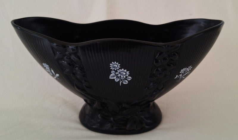 <<< BLACK " CROWN LYNN .553 SHAPE" VASE >>> Carousel 1