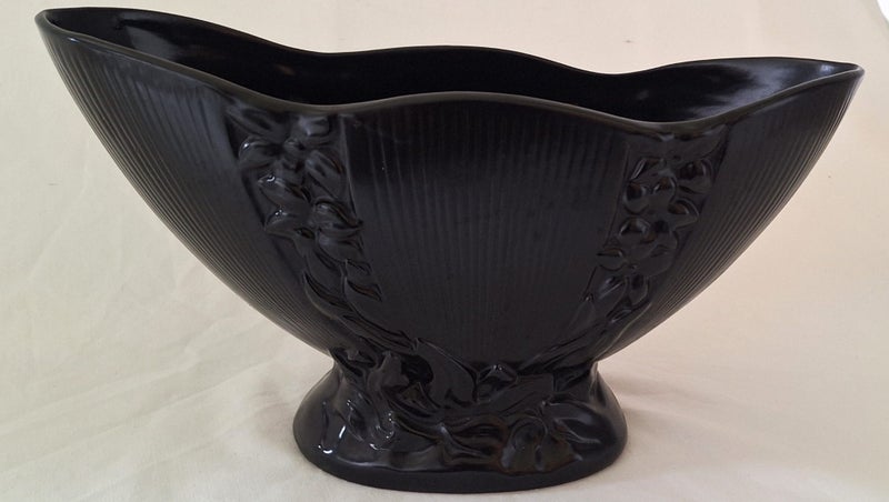 <<< BLACK " CROWN LYNN .553 SHAPE" VASE >>> Carousel 2