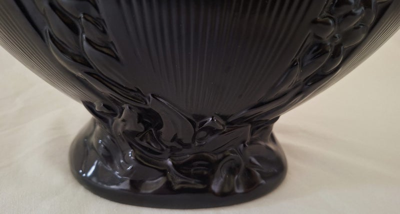 <<< BLACK " CROWN LYNN .553 SHAPE" VASE >>> Carousel 14