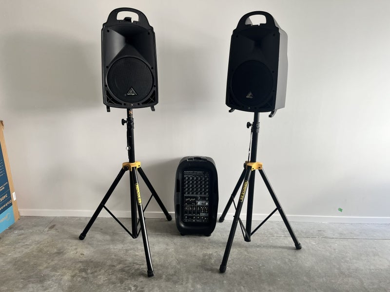 Behringer Europort PPA2000BT + Hercules Speaker Stands Carousel 2