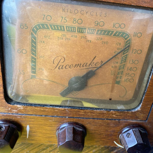 Pacemaker Valve Radio (NZ-Made, c.1940s) Carousel 2