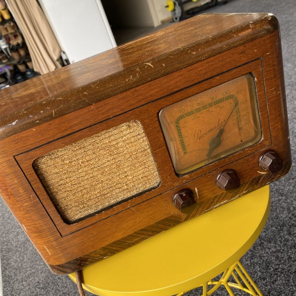 Pacemaker Valve Radio (NZ-Made, c.1940s) Carousel 1