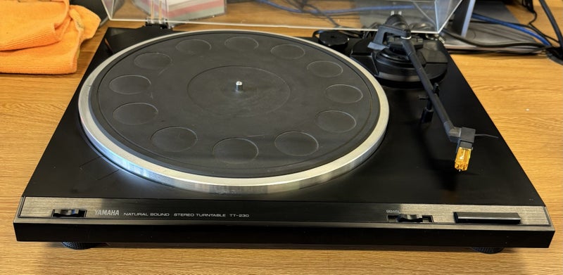 Yamaha TT-230 Turntable Carousel 1