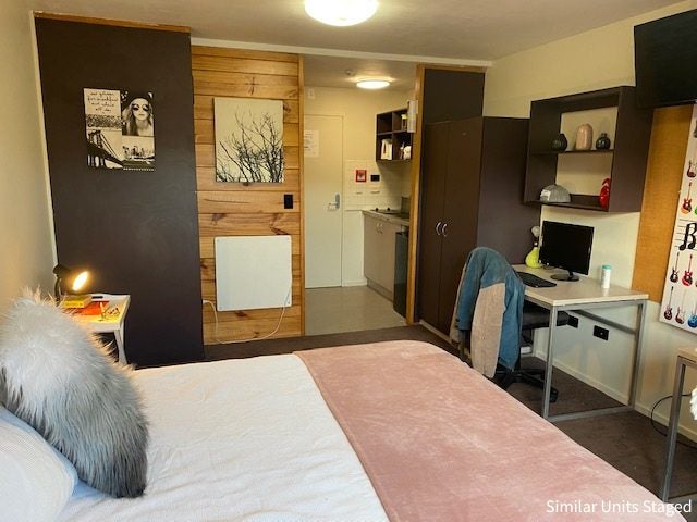 PERFECT BOLT HOLE OR UNIVERSITY ACCOMODATION64504537446274110