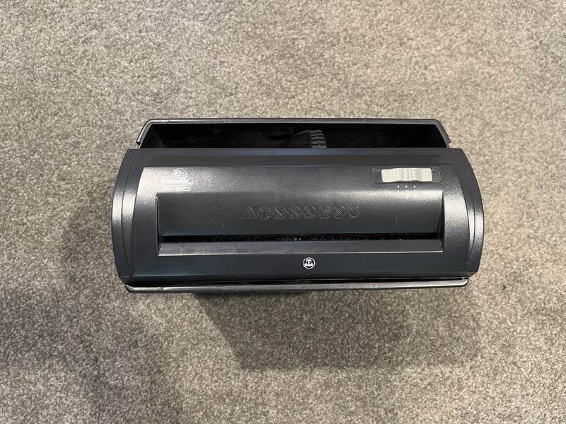 Fellowes P-20 paper shredder - home office / personal Carousel 1