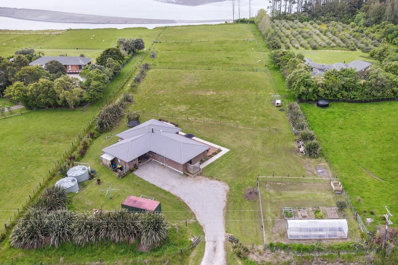 Private Lifestyle Home with River Access64504537231363112