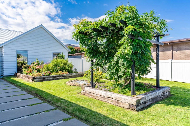 IT’S A KIND OF MAGIC!64504618845953111