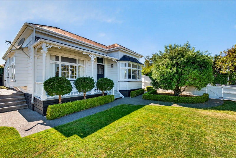 Sun, Style and a Poolside Life64505514728833110