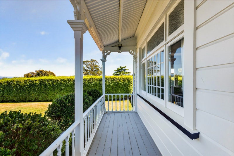 Sun, Style and a Poolside Life64505514728833113