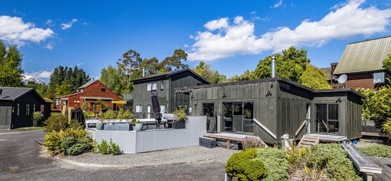 Rare dual-residence - exciting opportunity!64583505365377110