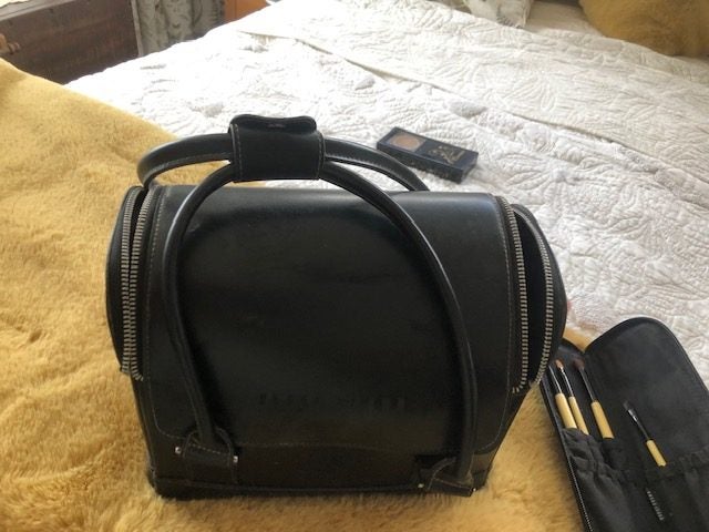 BOBBI BROWN LEATHER MAKE BAGS - AND BRUSHES Carousel 1