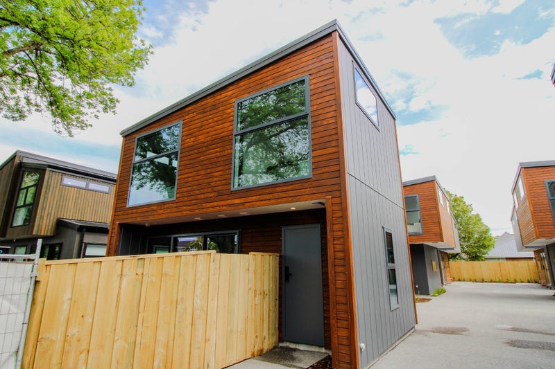 Stand-alone 3 bedroom with garage!64506794611202110